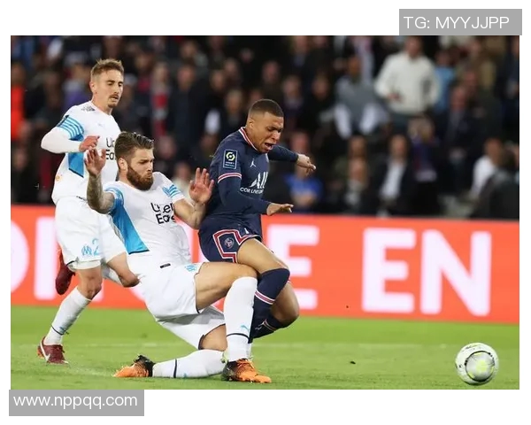 卡瓦尼加盟法甲新军圣埃蒙，携手内马尔征战法甲联赛